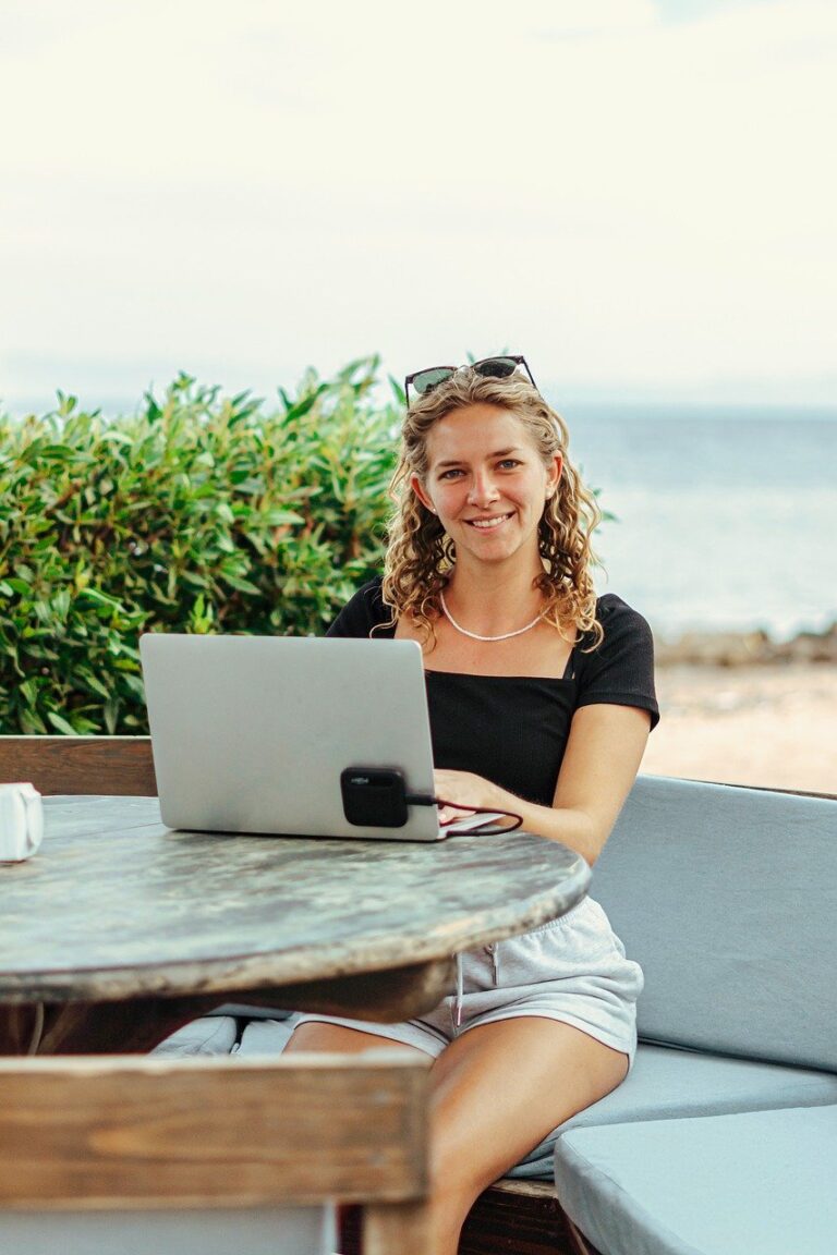 digital nomad, work online, cowork-8575521.jpg